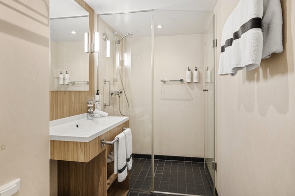 HX Hurtigruten Expeditions, MS Spitsbergen, Expedition Suite MG, Credit - Espen Mills 1.jpg